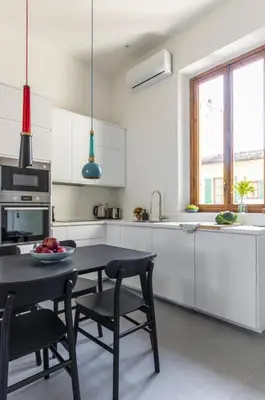 Cucina o angolo cottura di Modern art apartment - Art pieces & eclectic deco