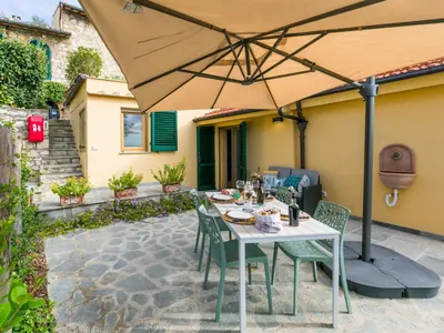 Patio o area all'aperto di Holiday Home Villa Anna by Interhome