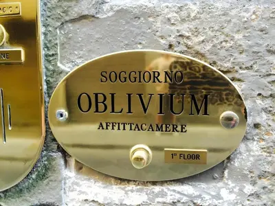 Certificato, attestato, insegna o altro documento esposto da Casa Boss Oblivium