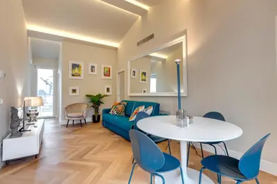 Area soggiorno di Aleardi Roof Apartment by Mamo Florence