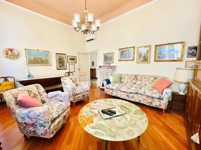 Area soggiorno di Antiques lover's flat, Florence