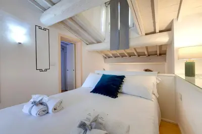 Letto o letti in una camera di Del Guanto Apartment by Mamo Florence
