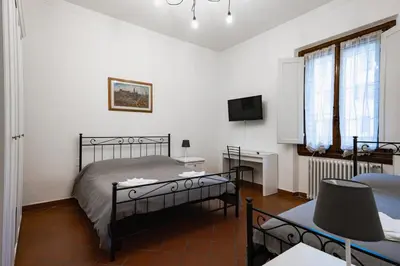 Letto o letti in una camera di Charming Home with exclusive courtyard in center of Florence