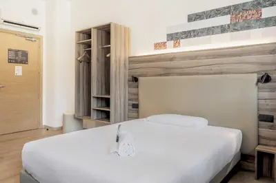 Letto o letti in una camera di B&B HOTEL Prato City Center