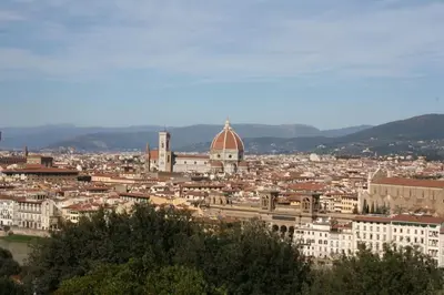 Vista generica sulle montagne o vista sulle montagne dall'interno dell'appartamento