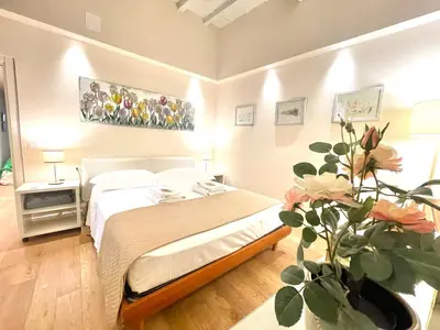 Letto o letti in una camera di Cozy Santa Maria Novella Uffizi Duomo 2beds-2baths
