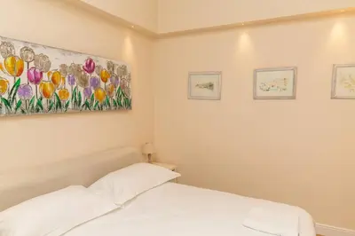 Letto o letti in una camera di Cozy Santa Maria Novella Uffizi Duomo 2beds-2baths