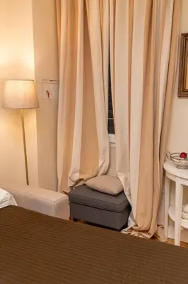 Letto o letti in una camera di Cozy Santa Maria Novella Uffizi Duomo 2beds-2baths