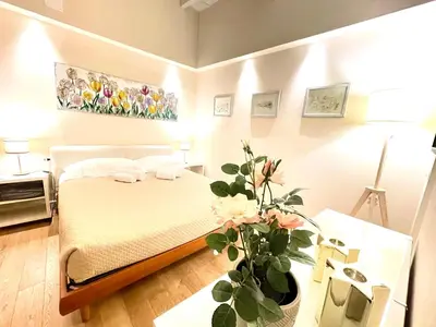 Letto o letti in una camera di Cozy Santa Maria Novella Uffizi Duomo 2beds-2baths