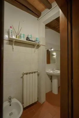 Bagno di Traditional Florentine 1BR apartment close to Piazza Santa Croce