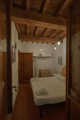 Letto o letti in una camera di Traditional Florentine 1BR apartment close to Piazza Santa Croce