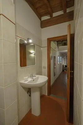 Bagno di Traditional Florentine 1BR apartment close to Piazza Santa Croce