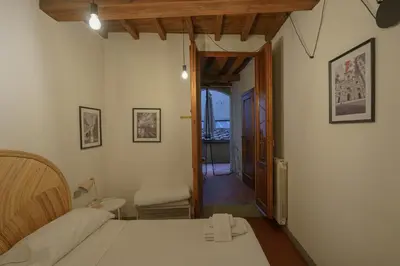Letto o letti in una camera di Traditional Florentine 1BR apartment close to Piazza Santa Croce