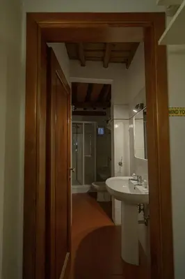 Bagno di Traditional Florentine 1BR apartment close to Piazza Santa Croce