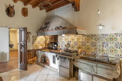 Cucina o angolo cottura di Old Bridge large and unique artful apartment with elevator