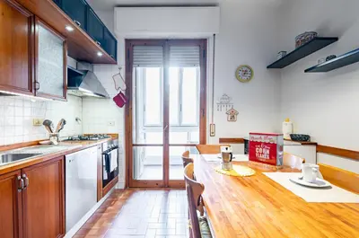 Cucina o angolo cottura di GuestHost - Visarno & University Roomy Flat x6 with Parking