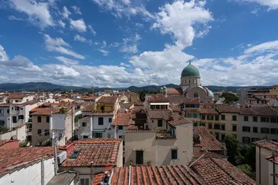 Vista generica sulle montagne o vista sulle montagne dall'interno dell'appartamento
