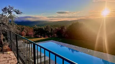 Vista generica sulle montagne o vista sulle montagne dall'interno della villa