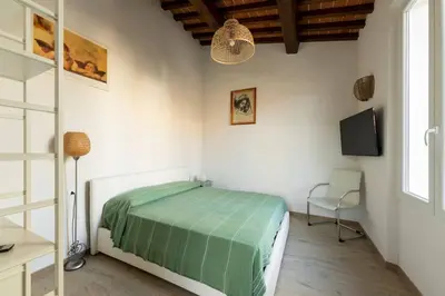 Letto o letti in una camera di Keys of Italy - Maytreya - Albero 2 - Train station two bedroom flat 2nd floor