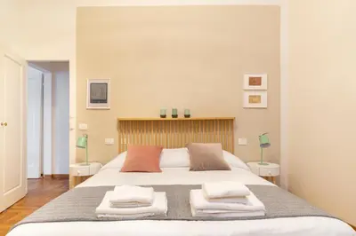 Letto o letti in una camera di La casa del murales per 6 persone vicino al mercato