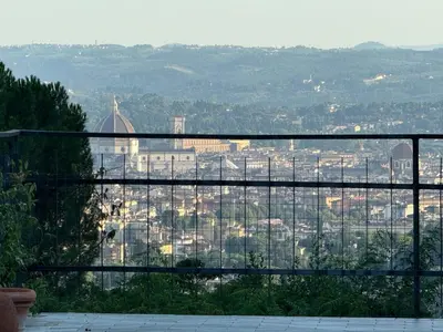 Vista generica sulle montagne o vista sulle montagne dall'interno dell'appartamento