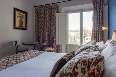 Letto o letti in una camera di Angelica House