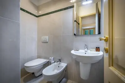 Bagno di YID Agnolo three bedroom apartment in Florence