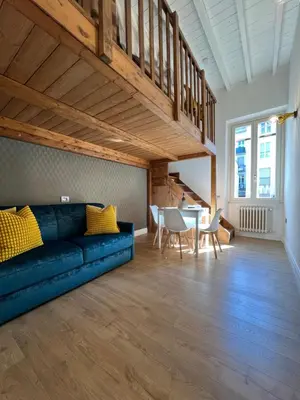 Area soggiorno di Flo Liberta’ Suite Wood