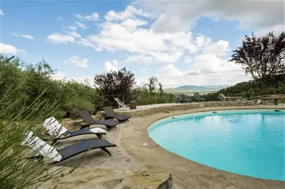 Vista generica sulle montagne o vista sulle montagne dall'interno della villa