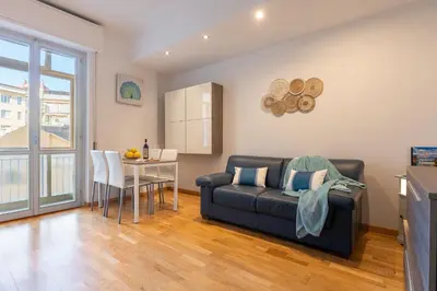 Area soggiorno di Keys of Italy - PorteNuove 18 - PN1 - Train station, one bedroom flat 2 to 4 guests