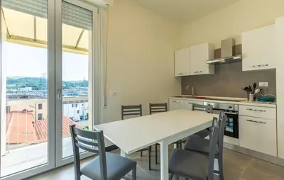 Cucina o angolo cottura di 3 Bedroom Cozy Apartment In Scandicci