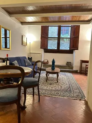 Area soggiorno di Riverside Retreat by FlorenceHospitality com