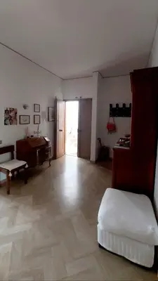Area soggiorno di JF Yellow Room - ideal location away from the crowds and close to the tramline stop - only female guests or couples