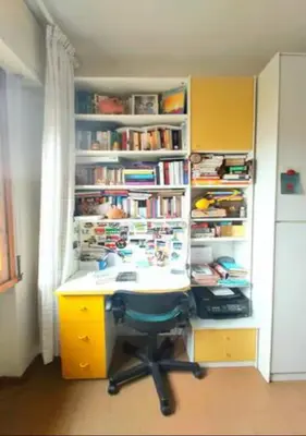 Biblioteca nella stanza in casa privata