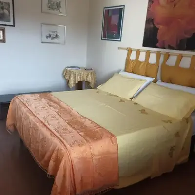 JF Yellow Room - ideal location away from the crowds and close to the tramline stop - only female guests or couples