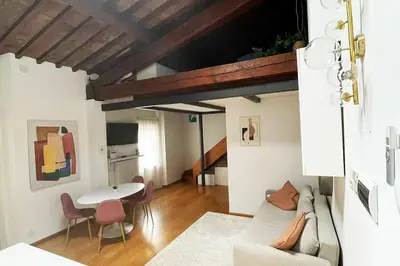 Area soggiorno di Romantic Apartment in Florence