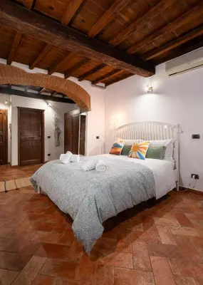 Letto o letti in una camera di Keys of Italy - San Frediano 38 - Monolocale silenzioso in Oltrarno