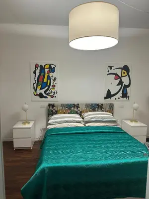 Letto o letti in una camera di Bilocale moderno con giardino e parcheggio gratuito a Firenze sud