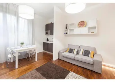 Area soggiorno di Bilocale moderno con giardino e parcheggio gratuito a Firenze sud