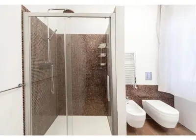 Bagno di Bilocale moderno con giardino e parcheggio gratuito a Firenze sud