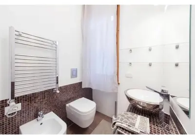 Bagno di Bilocale moderno con giardino e parcheggio gratuito a Firenze sud