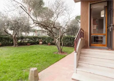 Giardino di Bilocale moderno con giardino e parcheggio gratuito a Firenze sud