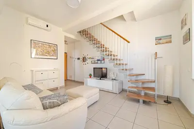 Cucina o angolo cottura di Mosse Bridge Apartment by Mamo Florence