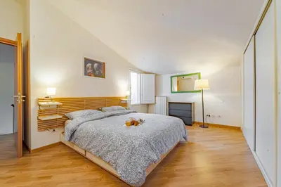 Letto o letti in una camera di Mosse Bridge Apartment by Mamo Florence