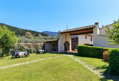 Vista generica sulle montagne o vista sulle montagne dall'interno dell'agriturismo