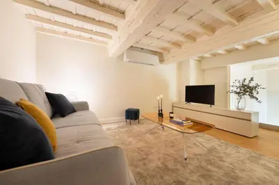 TV o dispositivi per l'intrattenimento presso Apartments Florence - Grant Palagio 1 bedroom in Duomo
