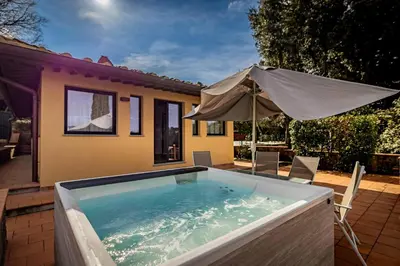 Piscina di YiD Cozy House in Fiesole with Jacuzzi o nelle vicinanze