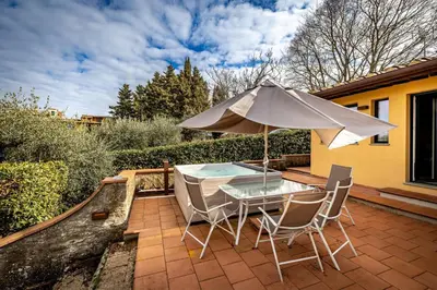 Patio o area all'aperto di YiD Cozy House in Fiesole with Jacuzzi