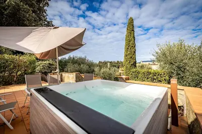 Piscina di YiD Cozy House in Fiesole with Jacuzzi o nelle vicinanze
