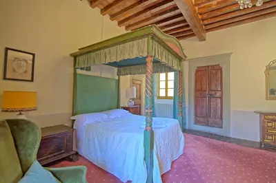 Letto o letti in una camera di Castello di Montegufoni by PosarelliVillas